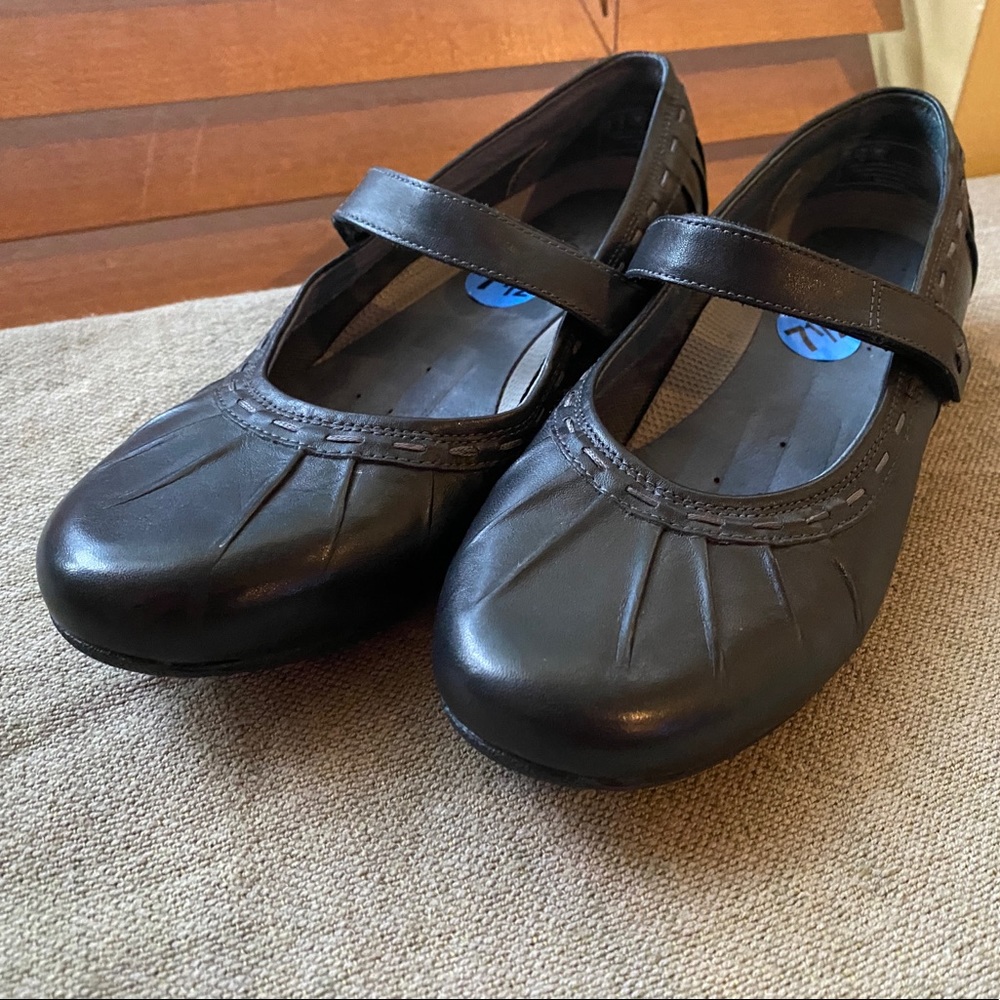 Ariat Leather Mary Janes w/ Velcro closure